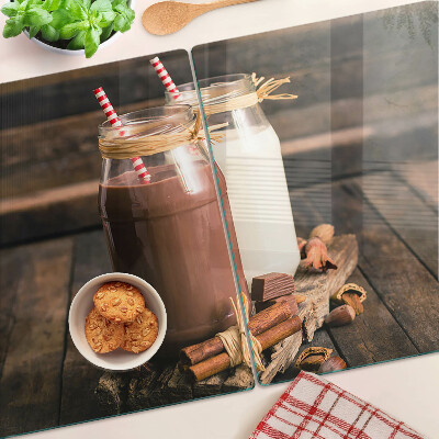 Tagliere in vetro con stampa di barattoli con bevande su sfondo di legno