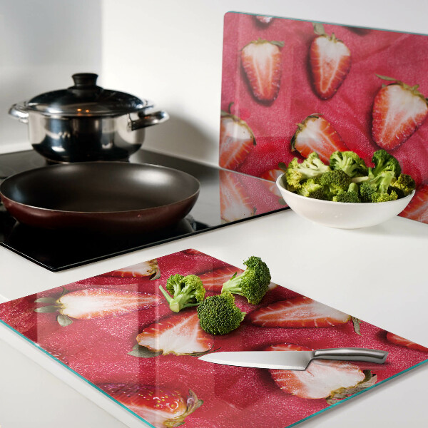 Tagliere in vetro temperato con decorazione di fragole su sfondo rosa