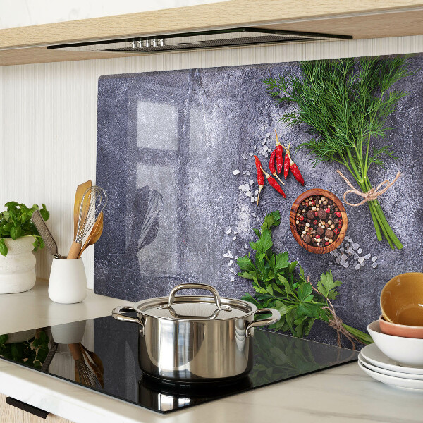 Tagliere in vetro con motivo di erbe e spezie su sfondo effetto pietra