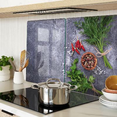 Tagliere in vetro con motivo di erbe e spezie su sfondo effetto pietra