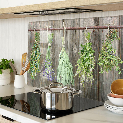 Tagliere in vetro con stampa di erbe su sfondo di legno