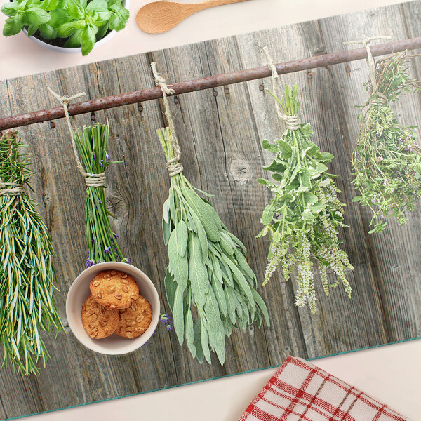 Tagliere in vetro con stampa di erbe su sfondo di legno