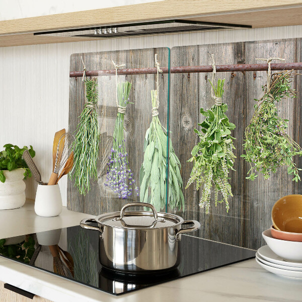 Tagliere in vetro con stampa di erbe su sfondo di legno