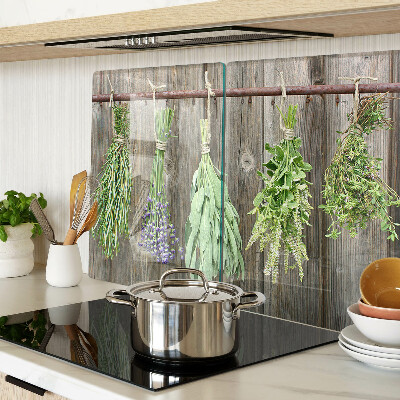 Tagliere in vetro con stampa di erbe su sfondo di legno