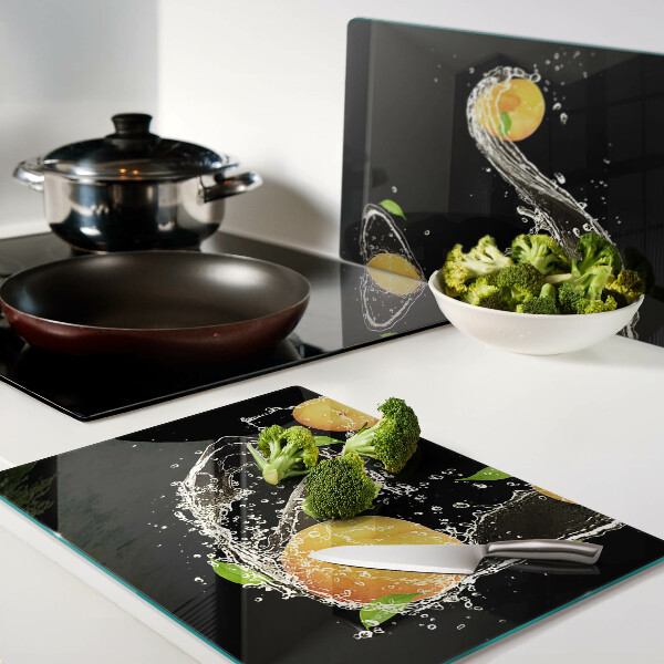 Tagliere in vetro con motivo agrumi immersi in acqua