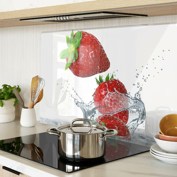 Tagliere in vetro con motivo di fragole immerse nell'acqua