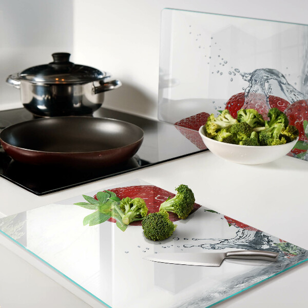 Tagliere in vetro con motivo di fragole immerse nell'acqua