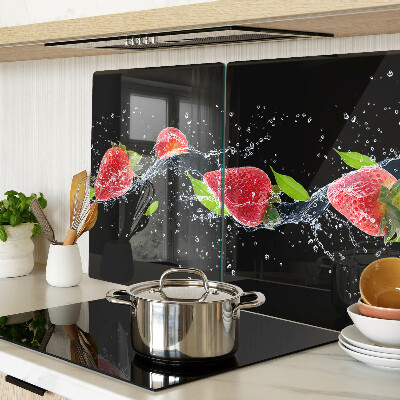 Tagliere in vetro temperato con stampa di fragole immerse nell'acqua