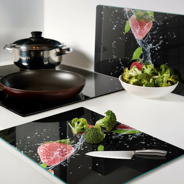 Tagliere in vetro temperato con stampa di fragole immerse nell'acqua