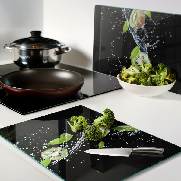 Tagliere in vetro con stampa di kiwi in acqua e foglie