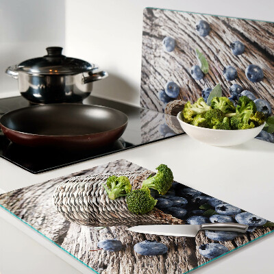 Tagliere in vetro temperato con motivo di mirtilli in un cesto