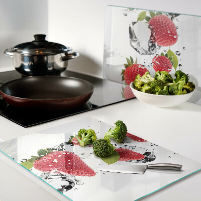 Tagliere in vetro con decorazione di fragole e effetto ghiaccio