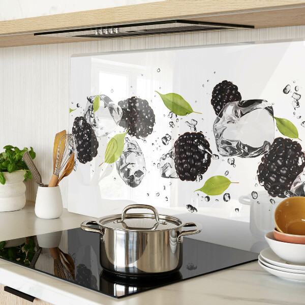 Tagliere in vetro temperato con stampa di lamponi con foglie e gocce d'acqua