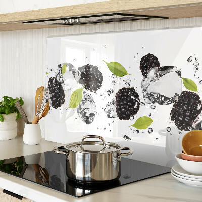 Tagliere in vetro temperato con stampa di lamponi con foglie e gocce d'acqua