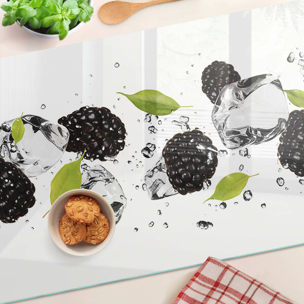 Tagliere in vetro temperato con stampa di lamponi con foglie e gocce d'acqua
