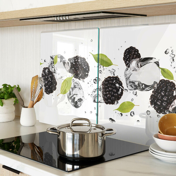 Tagliere in vetro temperato con stampa di lamponi con foglie e gocce d'acqua