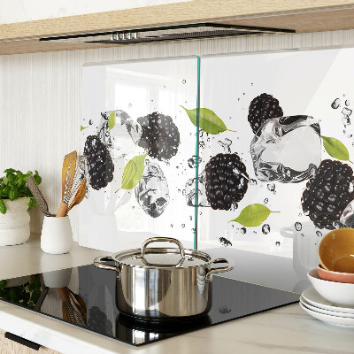 Tagliere in vetro temperato con stampa di lamponi con foglie e gocce d'acqua