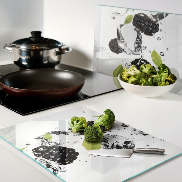 Tagliere in vetro temperato con stampa di lamponi con foglie e gocce d'acqua