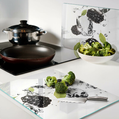 Tagliere in vetro temperato con stampa di lamponi con foglie e gocce d'acqua