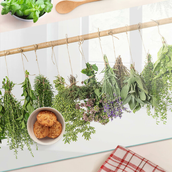 Tagliere in vetro temperato con stampa di erbe essiccate su sfondo a spago