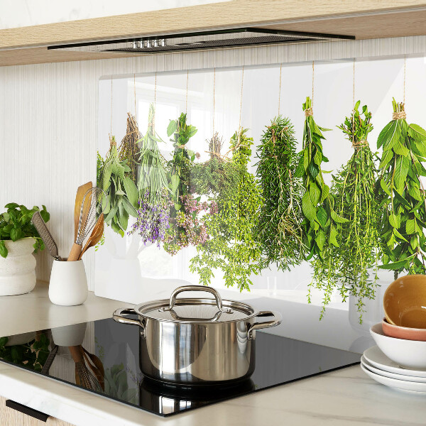 Tagliere in vetro con stampa di erbe appese su spago