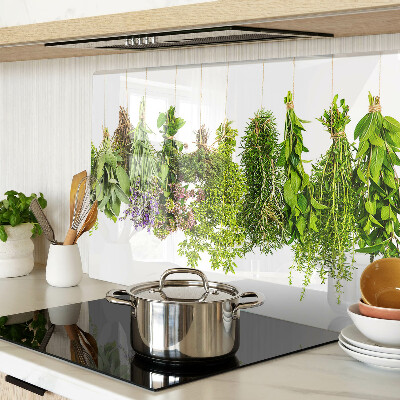 Tagliere in vetro con stampa di erbe appese su spago