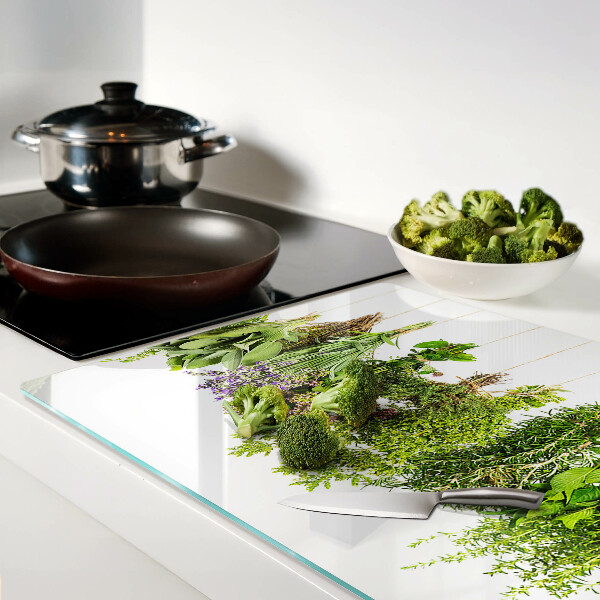 Tagliere in vetro con stampa di erbe appese su spago