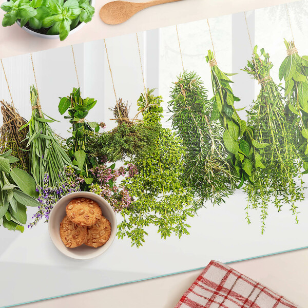 Tagliere in vetro con stampa di erbe appese su spago