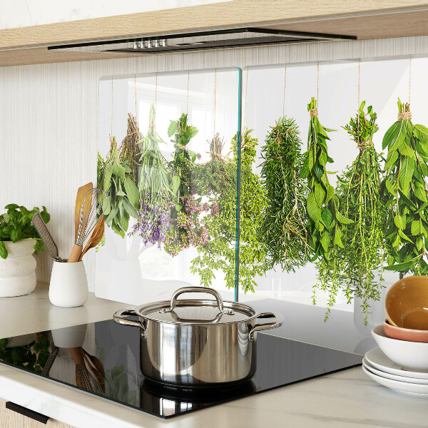 Tagliere in vetro con stampa di erbe appese su spago