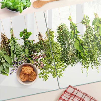 Tagliere in vetro con stampa di erbe appese su spago