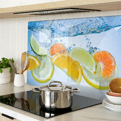 Tagliere in vetro con motivo agrumi immersi in acqua