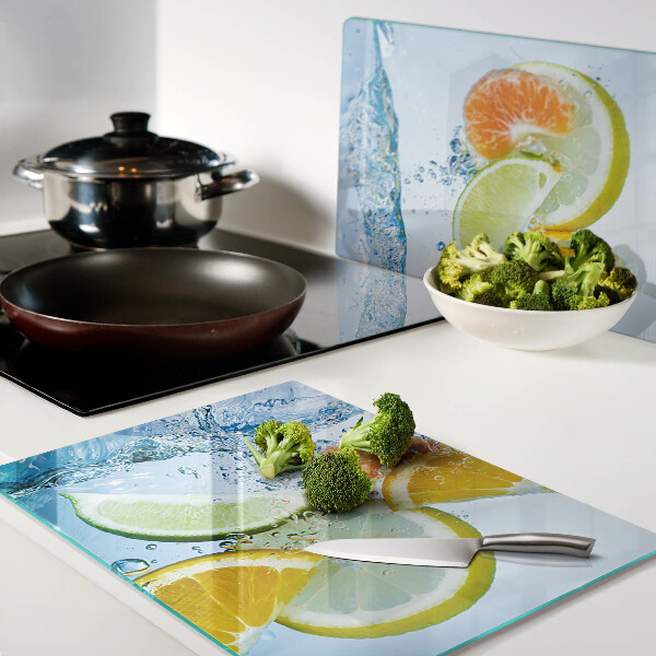 Tagliere in vetro con motivo agrumi immersi in acqua