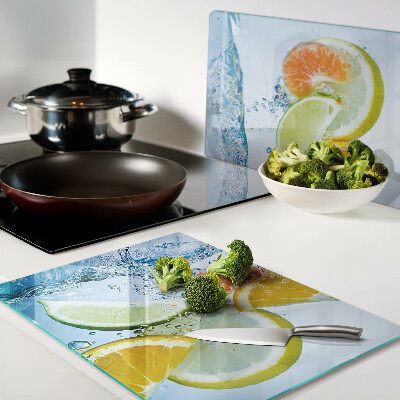 Tagliere in vetro con motivo agrumi immersi in acqua