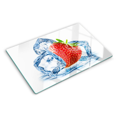 Tagliere in vetro con stampa a fragola immersa nel ghiaccio