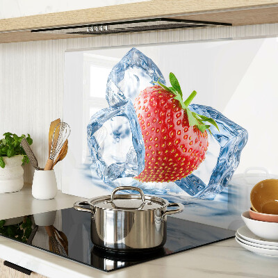 Tagliere in vetro con stampa a fragola immersa nel ghiaccio