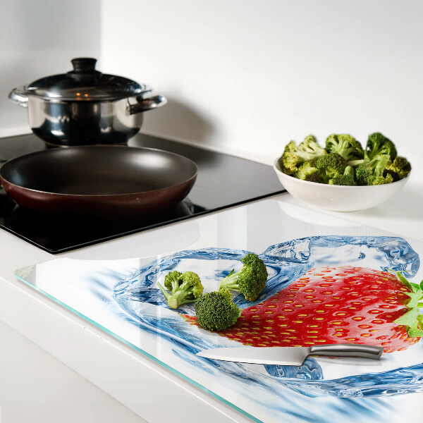 Tagliere in vetro con stampa a fragola immersa nel ghiaccio