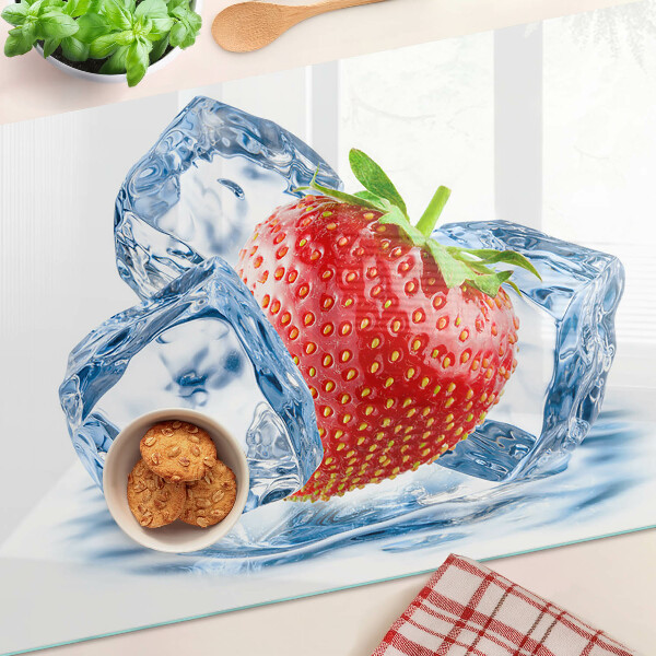 Tagliere in vetro con stampa a fragola immersa nel ghiaccio