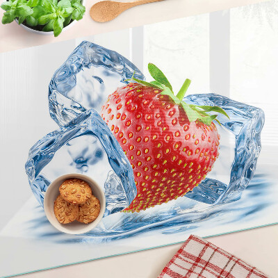 Tagliere in vetro con stampa a fragola immersa nel ghiaccio