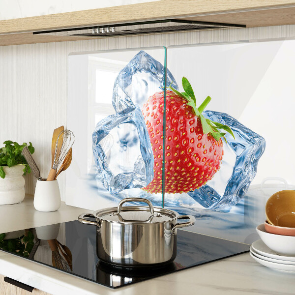 Tagliere in vetro con stampa a fragola immersa nel ghiaccio