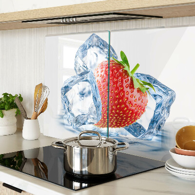 Tagliere in vetro con stampa a fragola immersa nel ghiaccio