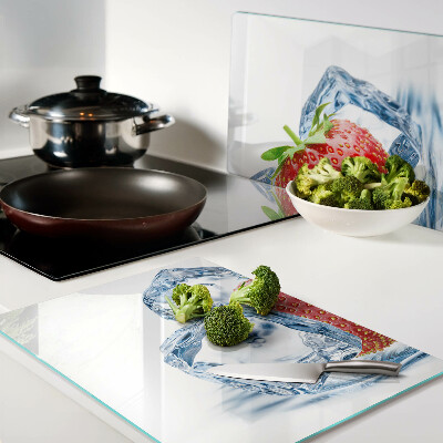 Tagliere in vetro con stampa a fragola immersa nel ghiaccio