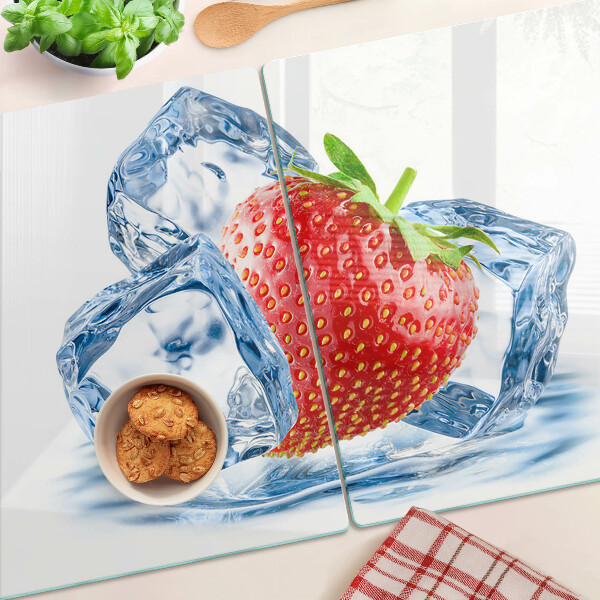Tagliere in vetro con stampa a fragola immersa nel ghiaccio