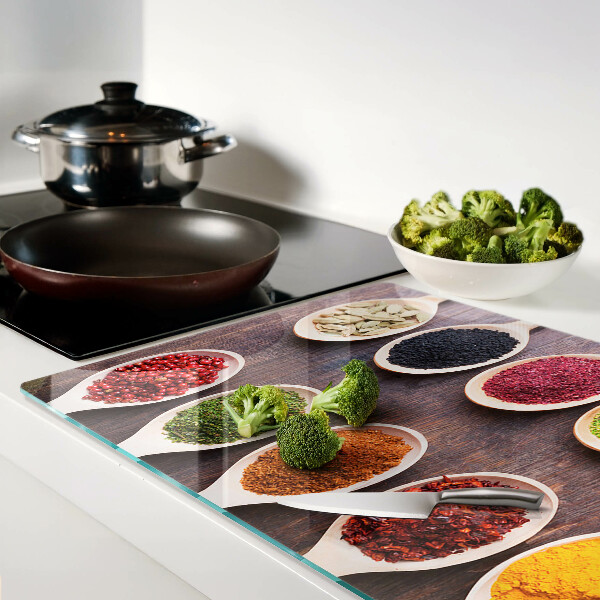 Tagliere in vetro con motivo di spezie nei cucchiai