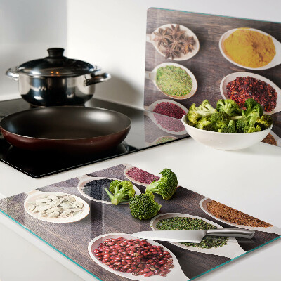 Tagliere in vetro con motivo di spezie nei cucchiai