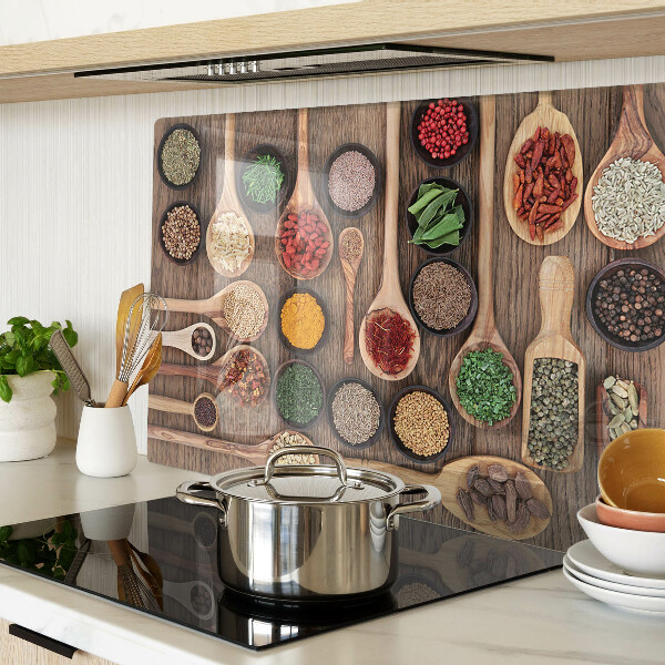 Tagliere in vetro temperato con motivo di spezie ed erbe rappresentate su cucchiai