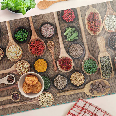 Tagliere in vetro temperato con motivo di spezie ed erbe rappresentate su cucchiai