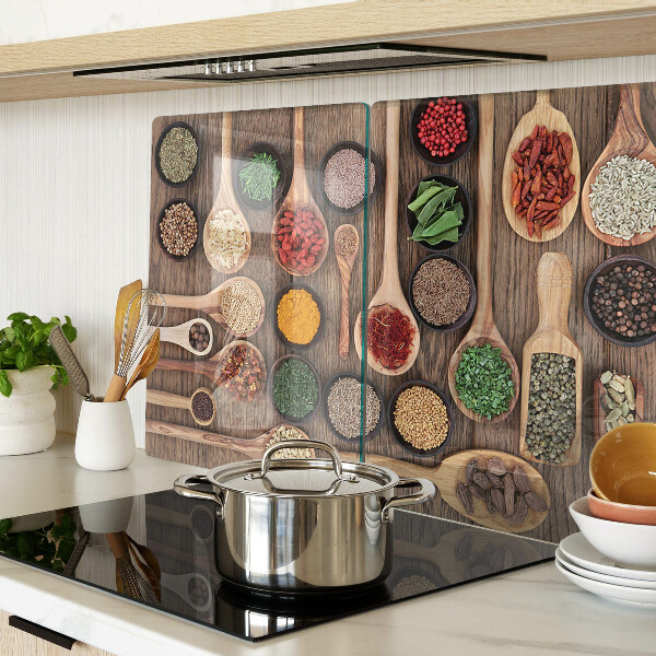 Tagliere in vetro temperato con motivo di spezie ed erbe rappresentate su cucchiai