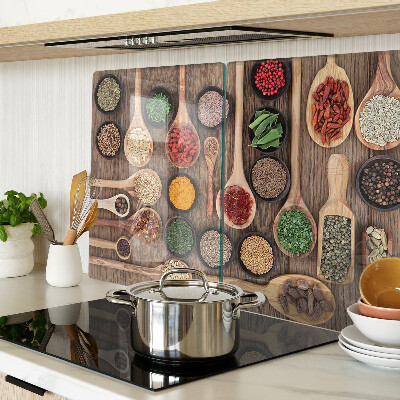 Tagliere in vetro temperato con motivo di spezie ed erbe rappresentate su cucchiai