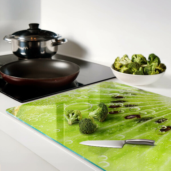 Tagliere in vetro con stampa di kiwi con gocce d'acqua