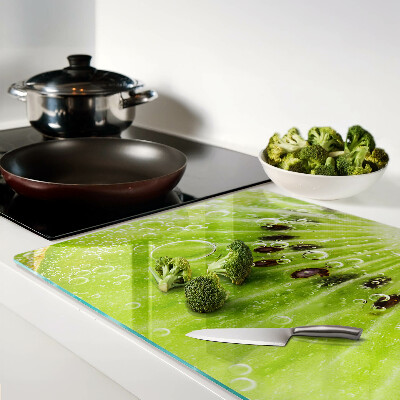 Tagliere in vetro con stampa di kiwi con gocce d'acqua